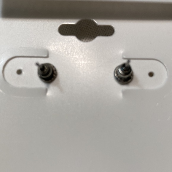 CROFT & BARROW NWOT goldtone pierced earrings for sensitive ears $15 - Picture 2 of 3